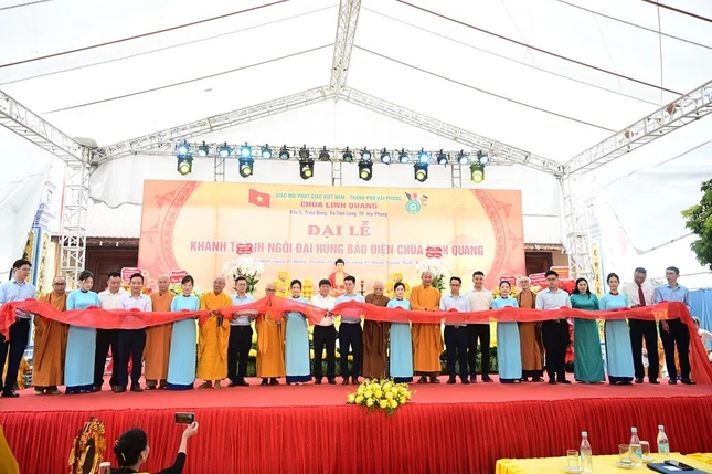 Cắt băng khánh thành ngôi đại hùng bảo điện chùa Linh Quang