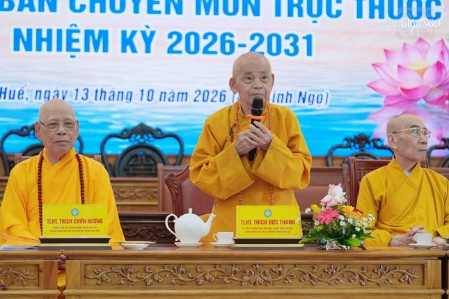 Trưởng lão Hòa thượng Thích Đức Thanh ban đạo từ