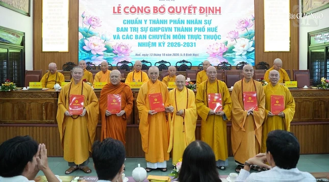 Hòa thượng Trưởng ban Trị sự và chư tôn đức Phó ban Trị sự GHPGVN TP.Huế nhận quyết định