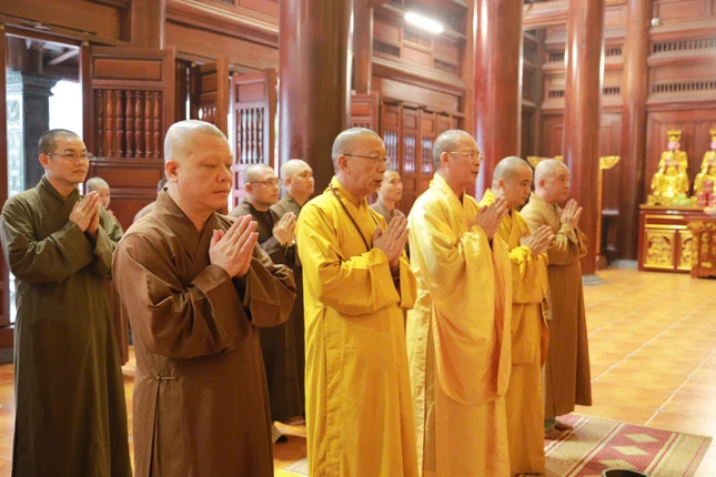 Dâng hương, đảnh lễ Tam bảo tại chùa Phù Liễn Dâng hương, đảnh lễ Tam bảo tại chùa Phù Liễn