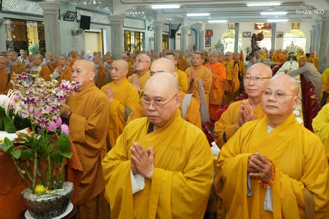 Chư tôn đức thành kính tưởng niệm - Ảnh: Diệu Hiếu