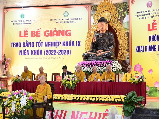 Trưởng lão Hòa thượng Thích Thanh Nhiễu, Ủy viên Thường trực Hội đồng Chứng minh, Phó Chủ tịch Thường trực Hội đồng Trị sự quang lâm chứng minh