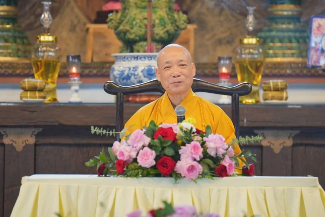 Hòa thượng Thích Bảo Nghiêm sách tấn đại chúng