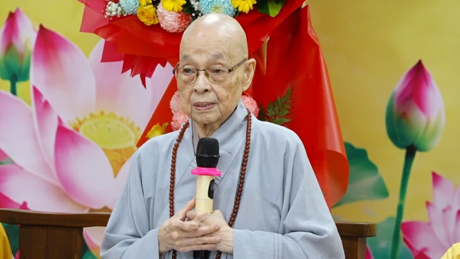 Ni trưởng Thích nữ Huệ Hương phát biểu