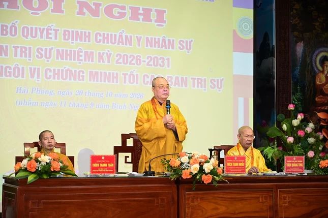 Trưởng lão Hòa thượng Thích Thanh Nhiễu ban đạo từ