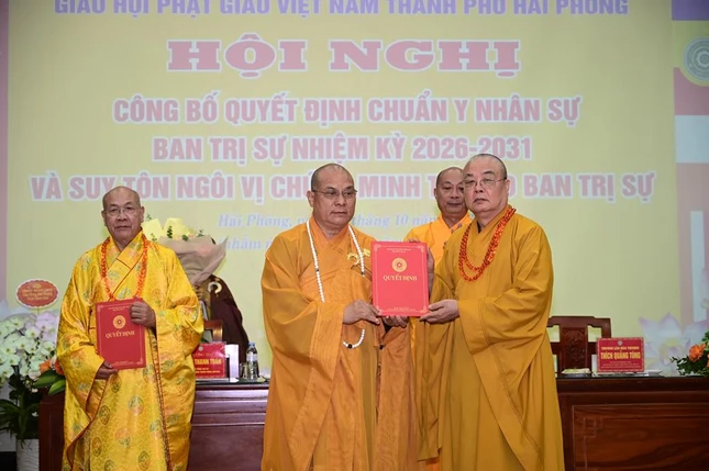 Trưởng lão Hòa thượng Thích Thanh Nhiễu trao quyết định đến Hòa thượng Thích Quảng Tùng và lãnh đạo Ban Trị sự GHPGVN TP.Hải Phòng, nhiệm kỳ 2026-2031