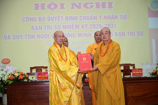 Trưởng lão Hòa thượng Thích Thanh Nhiễu trao quyết định đến Hòa thượng Thích Quảng Tùng và lãnh đạo Ban Trị sự GHPGVN TP.Hải Phòng, nhiệm kỳ 2026-2031