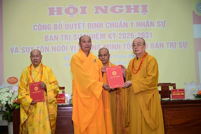 Trưởng lão Hòa thượng Thích Thanh Nhiễu trao quyết định đến Hòa thượng Thích Quảng Tùng và lãnh đạo Ban Trị sự GHPGVN TP.Hải Phòng, nhiệm kỳ 2026-2031