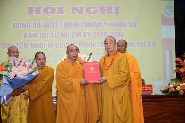 Trưởng lão Hòa thượng Thích Thanh Nhiễu trao quyết định đến Hòa thượng Thích Quảng Tùng và lãnh đạo Ban Trị sự GHPGVN TP.Hải Phòng, nhiệm kỳ 2026-2031