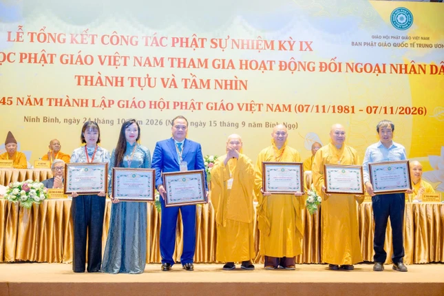 Trung ương Giáo hội trao Bằng tuyên dương công đức Trung ương Giáo hội trao Bằng tuyên dương công đức
