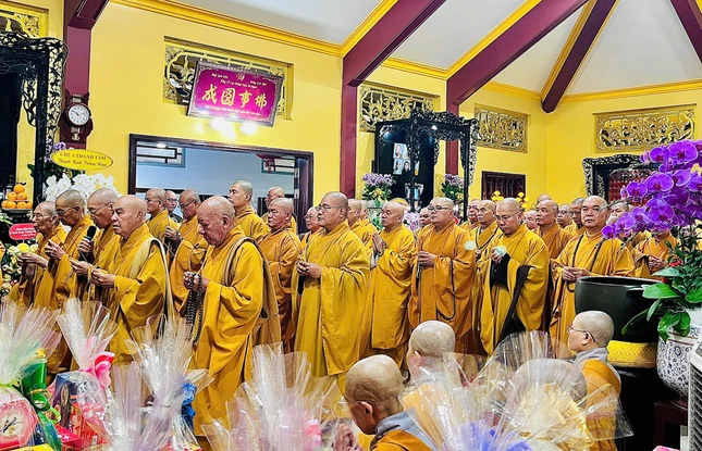 Chư tôn giáo phẩm dâng hương tưởng niệm Chư tôn giáo phẩm dâng hương tưởng niệm