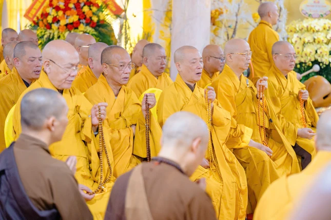 Chư tôn đức đồng thanh tụng chú Đại bi, Bát-nhã tâm kinh và trì niệm Phật hiệu A Di Đà