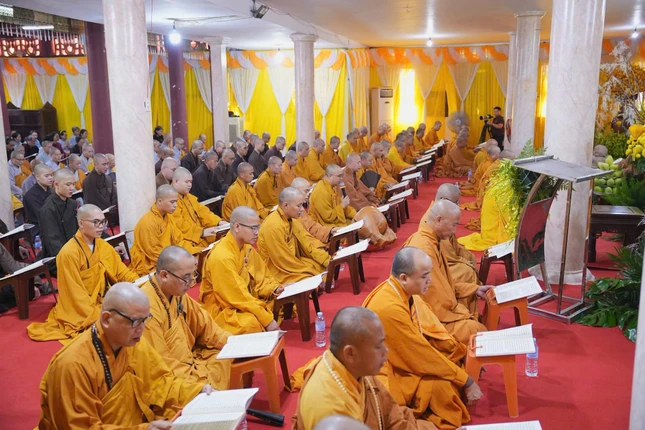 Chư tôn đức Ban Trị sự GHPGVN TP.Hà Nội cùng đông đảo Phật tử thành kính trì tụng trọn bộ kinh Địa Tạng
