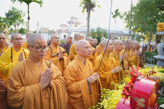 Chư tôn đức dâng hương tưởng niệm Đức Đệ tam Pháp chủ GHPGVN trước bảo tháp của ngài