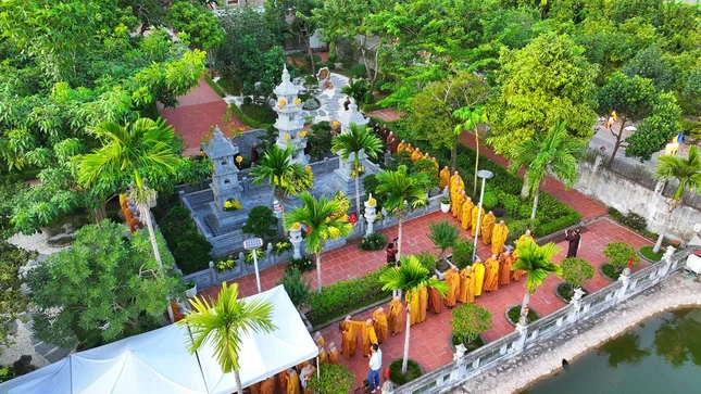 Nhiễu tháp tưởng niệm bậc long tượng của Phật giáo Việt Nam - Đại lão Hòa thượng Thích Phổ Tuệ