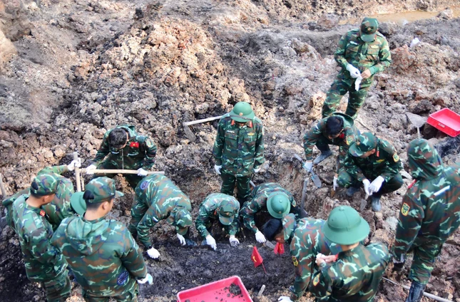 Lực lượng làm nhiệm vụ cẩn trọng sới đất, tìm từng mẩu hài cốt, di vật Lực lượng làm nhiệm vụ cẩn trọng sới đất, tìm từng mẩu hài cốt, di vật