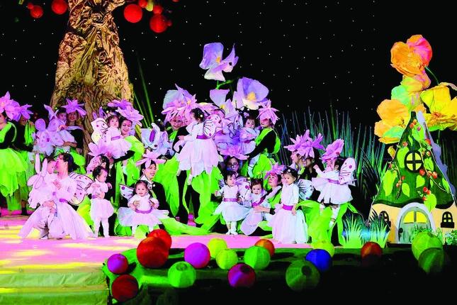 Phụ huynh các bé lớp Sala, Bồ-đề, Hoa sen, Hoa sứ (từ 2-3 tuổi) đồng hành cùng các con trong tiết mục Bươm bướm rong chơi - Ảnh: Lâm Tỳ Ni