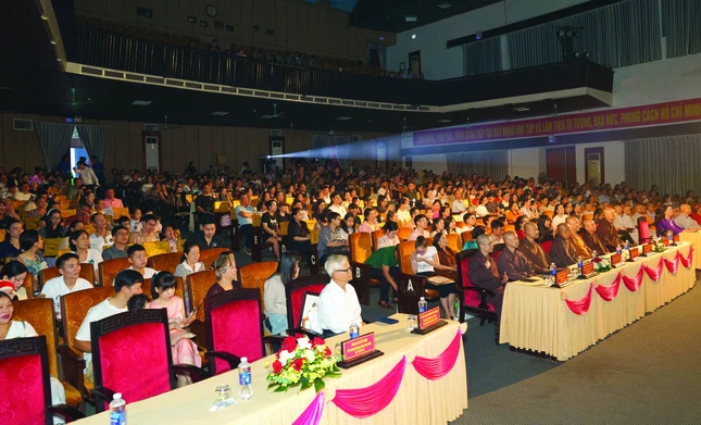 Đông đảo Tăng Ni, phụ huynh cũng như khán giả hào hứng đón xem nhạc kịch của các trẻ mầm non - Ảnh: Lâm Tỳ Ni