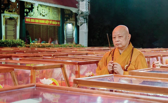 Hòa thượng Thích Lệ Trang, Phó Chủ tịch Hội đồng Trị sự, Trưởng ban Trị sự GHPGVN TP.HCM cầu nguyện, tưởng niệm - Ảnh: Quảng Đạo Hòa thượng Thích Lệ Trang, Phó Chủ tịch Hội đồng Trị sự, Trưởng ban Trị sự GHPGVN TP.HCM cầu nguyện, tưởng niệm - Ảnh: Quảng Đạo