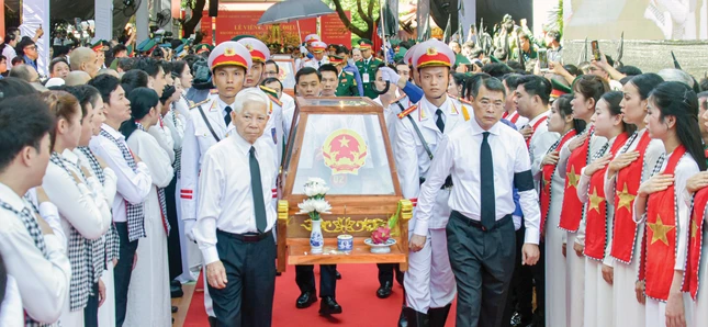 Thủ tướng Chính phủ Lê Minh Hưng và nguyên Chủ tịch nước Nguyễn Minh Triết di quan hài cốt liệt sĩ rời Công viên Lê Thị Riêng ra xe đưa về Nghĩa trang Liệt sĩ TP.HCM an táng - Ảnh: Quảng Đạo Thủ tướng Chính phủ Lê Minh Hưng và nguyên Chủ tịch nước Nguyễn Minh Triết di quan hài cốt liệt sĩ rời Công viên Lê Thị Riêng ra xe đưa về Nghĩa trang Liệt sĩ TP.HCM an táng - Ảnh: Quảng Đạo