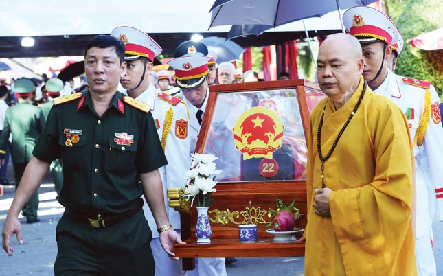 Thượng tọa Thích Thanh Phong, Phó Chủ tịch Hội đồng Trị sự, Phó Trưởng ban Thường trực Ban Trị sự GHPGVN TP.HCM tham dự tiễn đưa hài cốt các liệt sĩ về an nghỉ tại Nghĩa trang Liệt sĩ TP.HCM - Ảnh: Trần Thế Phong Thượng tọa Thích Thanh Phong, Phó Chủ tịch Hội đồng Trị sự, Phó Trưởng ban Thường trực Ban Trị sự GHPGVN TP.HCM tham dự tiễn đưa hài cốt các liệt sĩ về an nghỉ tại Nghĩa trang Liệt sĩ TP.HCM - Ảnh: Trần Thế Phong