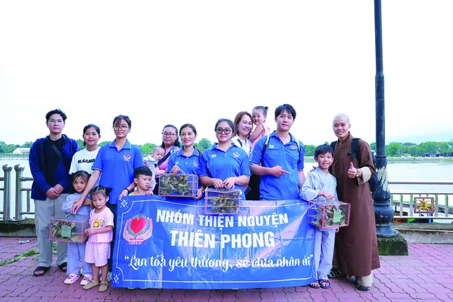 Phụ huynh đồng hành cùng con trong các hoạt động thiện nguyện - một cách "thân giáo" tự nhiên và sâu sắc