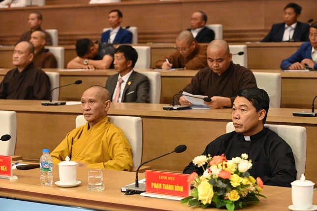 Hòa thượng Thích Thanh Điện cùng chư tôn đức, đại biểu các tôn giáo tham dự hội nghị