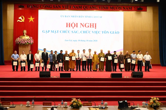 Tặng quà đến các đại biểu là chức sắc, chức việc tôn giáo