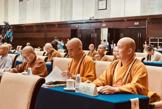 Thượng tọa Thích Nguyên Thành, Thượng tọa Giác Hiệp tham dự hội nghị