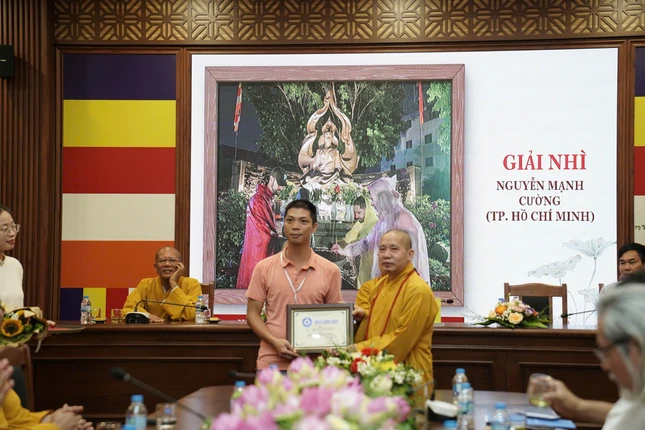 Thượng tọa Thích Thanh Tuấn trao giải Nhì cuộc thi