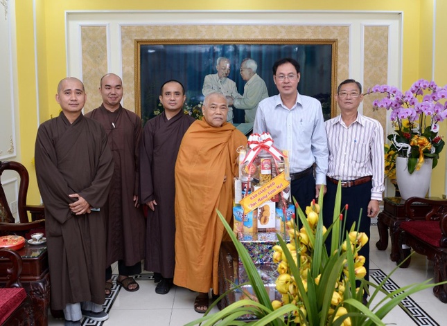 Hòa thượng Thích Giác Toàn tặng quà đến UBMTTQVN TP.HCM