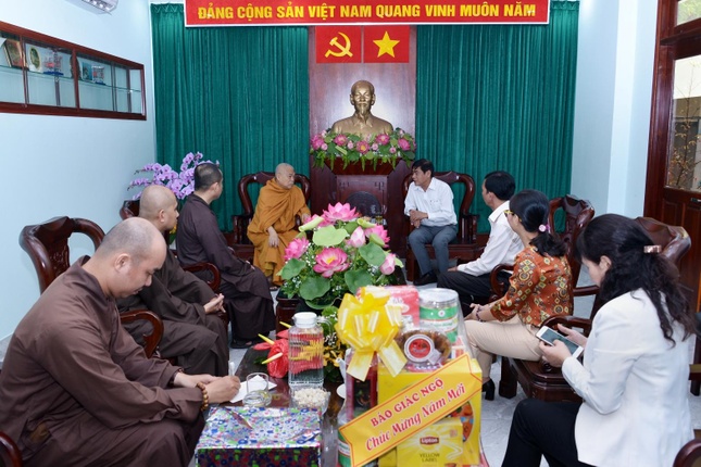 Ông Ngô Văn Luận, Phó ban Dân vận Thành ủy thân mật tiếp phái đoàn báo Giác Ngộ