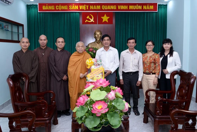 Ban Biên tập báo Giác Ngộ tặng quà đến Ban Dân vận Thành ủy