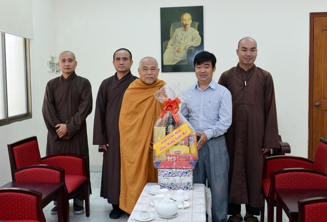 Ban Biên tập tặng quà đến lãnh đạo Ban Tôn giáo thành phố - Ảnh: Bảo Toàn