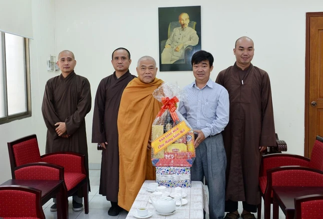 Ban Biên tập tặng quà đến lãnh đạo Ban Tôn giáo thành phố - Ảnh: Bảo Toàn