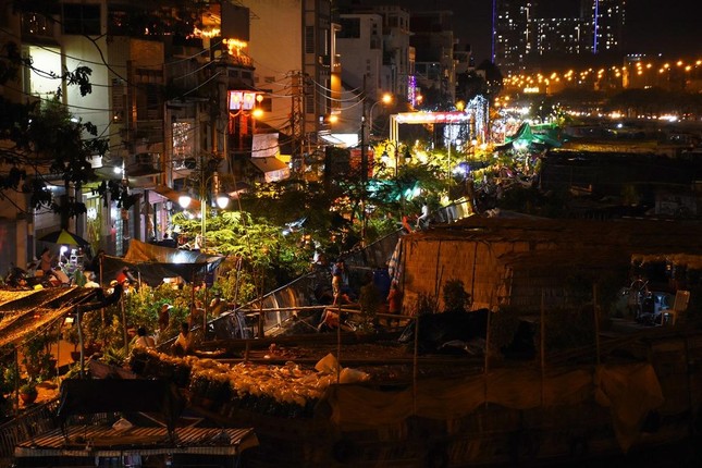 Bến hoa thường năm nhộn nhịp, nay vắng đìu hiu