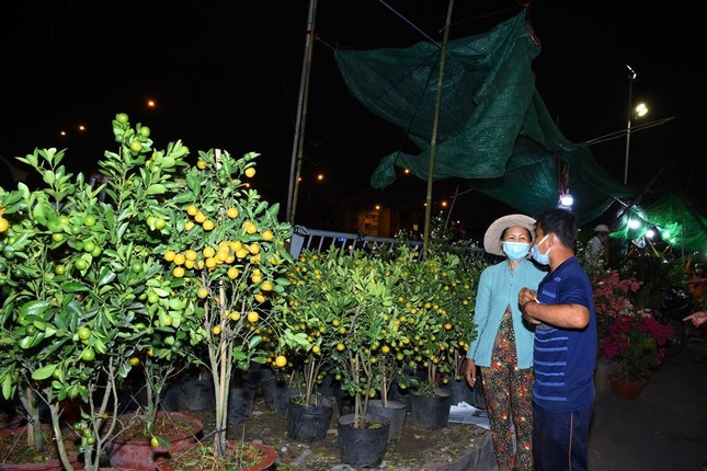 Chị Sang trao đổi với khách hàng