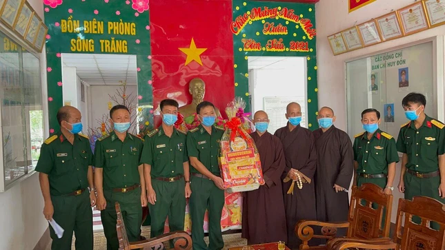 Thượng tọa Thích Quảng Tâm tặng quà cho chiến sĩ đồn biên phòng Sông Trăng Thượng tọa Thích Quảng Tâm tặng quà cho chiến sĩ đồn biên phòng Sông Trăng