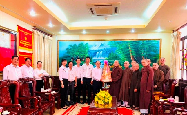 Ban Trị sự quận Tân Bình thăm, chúc tết lãnh đạo quận ngày 1-2; ông Lê Hoàng Hà, Bí thư quận tiếp đoàn