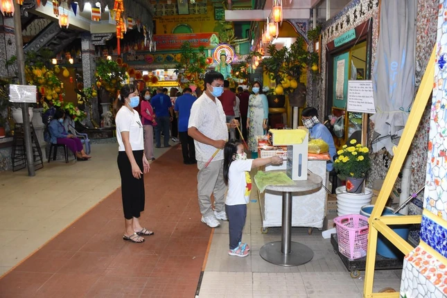 Máy sát khuẩn tại cổng chùa An Phú (Q.8) - Ảnh: Bích Đào