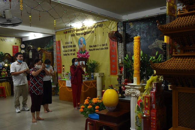 Chùa không tổ chức khóa lễ giao thừa, chỉ mở cửa để Phật tử đến thắp nhang lễ Phật đầu năm