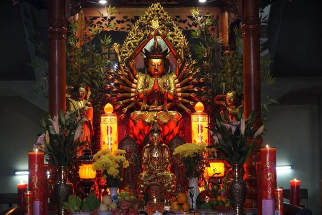 Uy nghiêm tượng Quan Âm thiên thủ thiên nhãn ngay sảnh vào