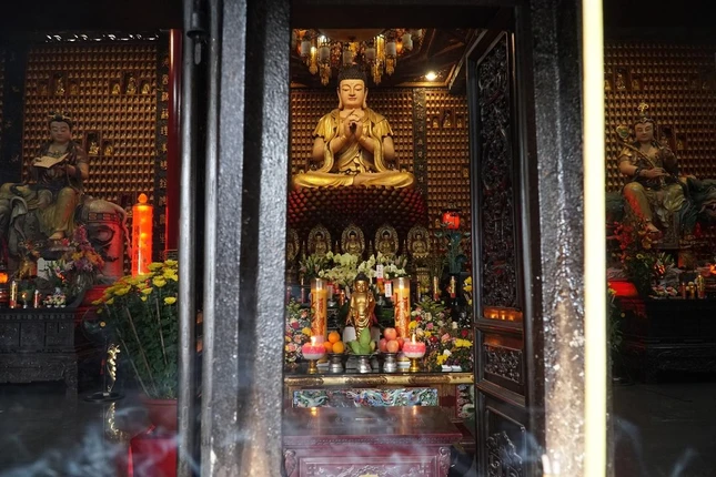 Chánh điện uy nghiêm trong khói hương mờ quyện ngày đầu năm