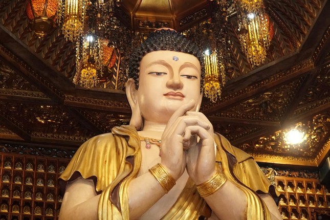 Tượng Phật Thích Ca tại chánh điện được chế tác tinh xảo