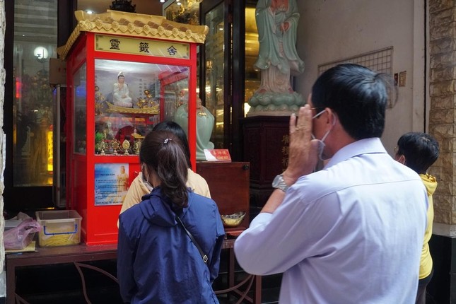 Máy xin xăm tự động được thiết trí tại cổng chùa, để Phật tử và khách hành hương tự trải nghiệm