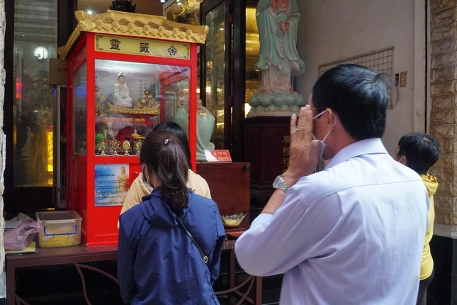 Máy xin xăm tự động được thiết trí tại cổng chùa, để Phật tử và khách hành hương tự trải nghiệm