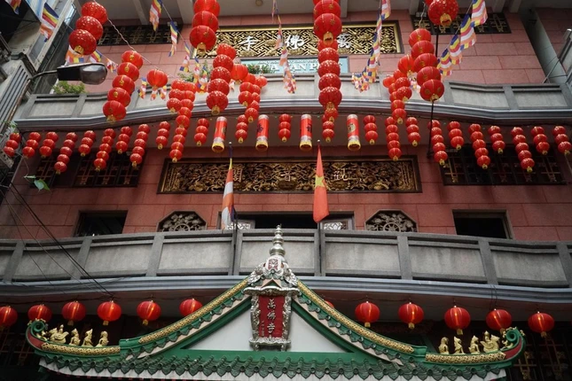 Chùa Vạn Phật - ngôi chùa quen thuộc với các sinh hoạt tín ngưỡng của đồng bào người Hoa tại thành phố