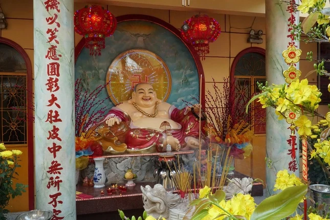 Phật Di Lặc với niềm hỷ lạc được tôn trí ngay cửa đi vào chùa