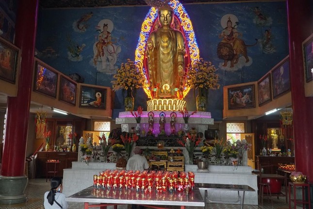 Đức Di Đà uy nghiêm, đang nhìn xuống để chứng minh cho sự nguyện cầu