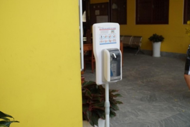 Máy phun sát khuẩn được đặt khắp nơi để nhắc nhở mọi người chung tay phòng chống dịch